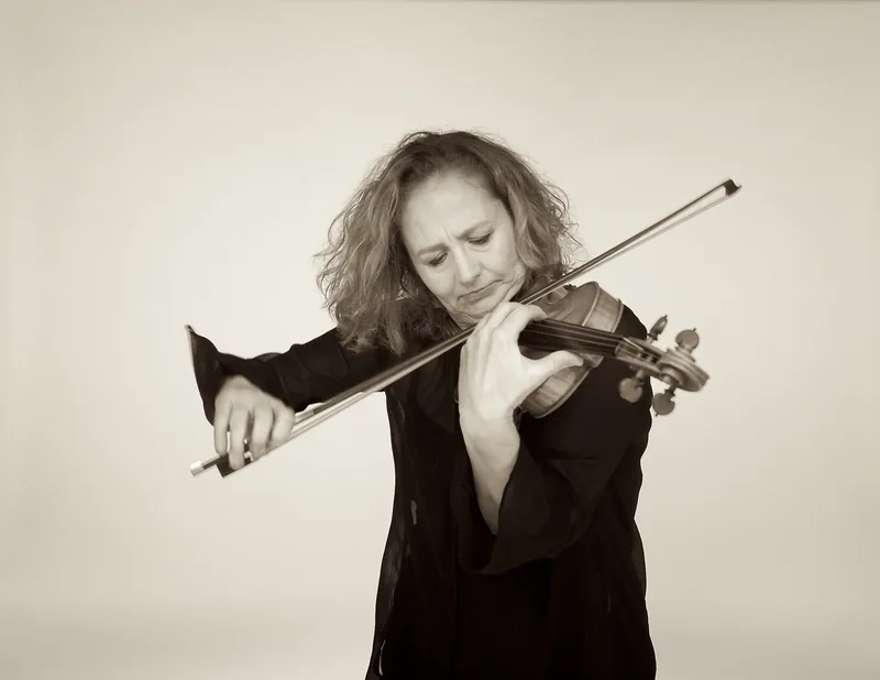 Victoria Johnson spiller fiolin, sort-hvitt-portrett